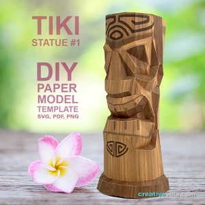 Peut inclure: Une statue tiki en papier kraft brun avec un visage sculpté et des motifs géométriques. La statue est posée sur une surface en bois avec une fleur rose au premier plan. Le texte "TIKI STATUE #1 DIY PAPER MODEL TEMPLATE SVG, PDF, PNG" est visible sur l'image.