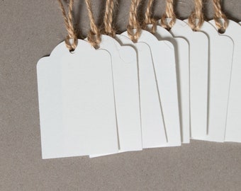Weiße Papieretiketten – für Hochzeiten, Produkte und Geschenke; weiße Anhänger mit Kordeln. Geeignet für Aquarell oder jede beliebige Tinte zum Schreiben