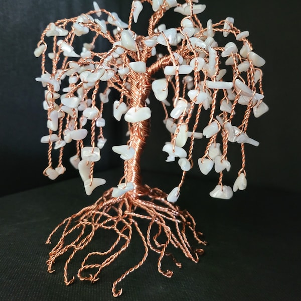 Sculpture d'arbre de fil de saule pleureur de cuivre, cristaux de quartz crème, bonsaï, art de sculpture de fil, objets de décor uniques, cadeau
