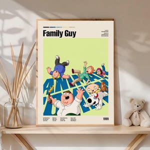 Könnte beinhalten: Ein rechteckiges Poster mit dem Family Guy-Logo oben, auf dem die Hauptfiguren Peter, Lois, Stewie, Brian, Chris und Meg in einer dynamischen Pose über großem blauem Text dargestellt sind. Der Hintergrund ist hellgrün mit 1999 unten.