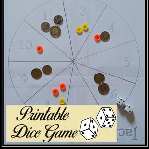 Può includere: Un gioco da tavolo con i dadi stampabile con un tabellone di gioco circolare diviso in 11 sezioni. Il tabellone ha i numeri da 3 a 11, e il testo "Jackpot Game Night" è in alto. Ci sono monete, stelle e piccoli cerchi arancioni sul tabellone. Due dadi bianchi sono nell'angolo in basso a destra.