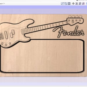 Könnte beinhalten: Eine Holzplakette mit schwarzem Rahmen, die eine Strichzeichnung einer Fender-Bassgitarre mit dem Wort "Fender" in einer stilisierten Schrift zeigt.
