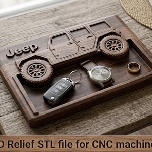 Può includere: Un vassoio rettangolare in legno scuro con un rilievo 3D intagliato di un veicolo Jeep sulla superficie superiore. La parola Jeep è impressa sul lato sinistro. Il vassoio contiene una chiave dell'auto nera, un orologio da polso argentato e un anello.
