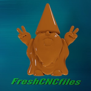 Puede incluir: Un gnomo de dibujos animados marrón con un sombrero puntiagudo y una barba larga está haciendo un signo de paz con ambas manos. El gnomo lleva una túnica y tiene una gran sonrisa en su rostro. El texto "FreshCNCfiles" está escrito en letras verdes debajo del gnomo.