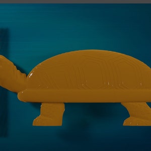 Puede incluir: Una figurita de tortuga marrón con un caparazón texturizado. La tortuga está de pie sobre una superficie azul.