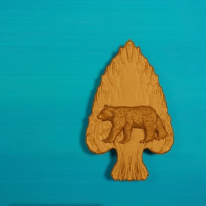Oso sobre pala de madera / Archivo de relieve 3D CNC STL