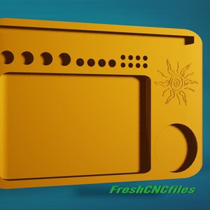 Puede incluir: Una bandeja de rodadura amarilla con un diseño de sol y recortes de fases lunares. La bandeja tiene un pequeño recorte circular para un molinillo.