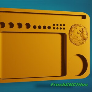 Puede incluir: Una bandeja de rodadura de madera amarilla con un diseño tallado. La bandeja tiene un área rectangular grande, un área circular más pequeña y un área en forma de media luna más pequeña. La bandeja también tiene una fila de círculos pequeños y una fila de círculos más grandes.