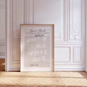 Puede incluir: Una impresi&oacute;n enmarcada que se asemeja a un recibo de restaurante vintage. El texto "WHAT IF IT ALL WORKS OUT?" est&aacute; escrito a mano en blanco en el recibo. El marco es de color marr&oacute;n claro y el fondo es una pared blanca con molduras decorativas.