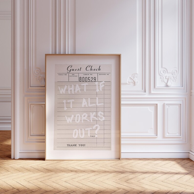 Puede incluir: Una impresi&oacute;n enmarcada que se asemeja a un recibo de restaurante vintage. El texto "WHAT IF IT ALL WORKS OUT?" est&aacute; escrito a mano en blanco en el recibo. El marco es de color marr&oacute;n claro y el fondo es una pared blanca con molduras decorativas.