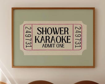 Pode incluir: Uma impressão emoldurada com um design de bilhete vintage. O bilhete diz "Shower Karaoke, Admit One" em texto preto, com o número "249731" em cada lado. A moldura é de cor castanha quente e o fundo é verde claro.