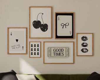 Può includere: Una collezione di stampe incorniciate in bianco e nero con vari disegni, tra cui ciliegie, carte da gioco, labbra e un biglietto che dice "Good Times".