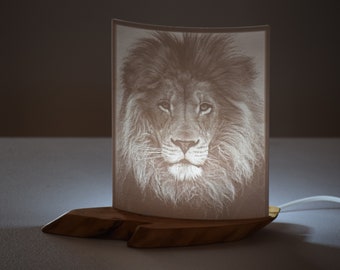 Lampada Lion su legno d'ulivo