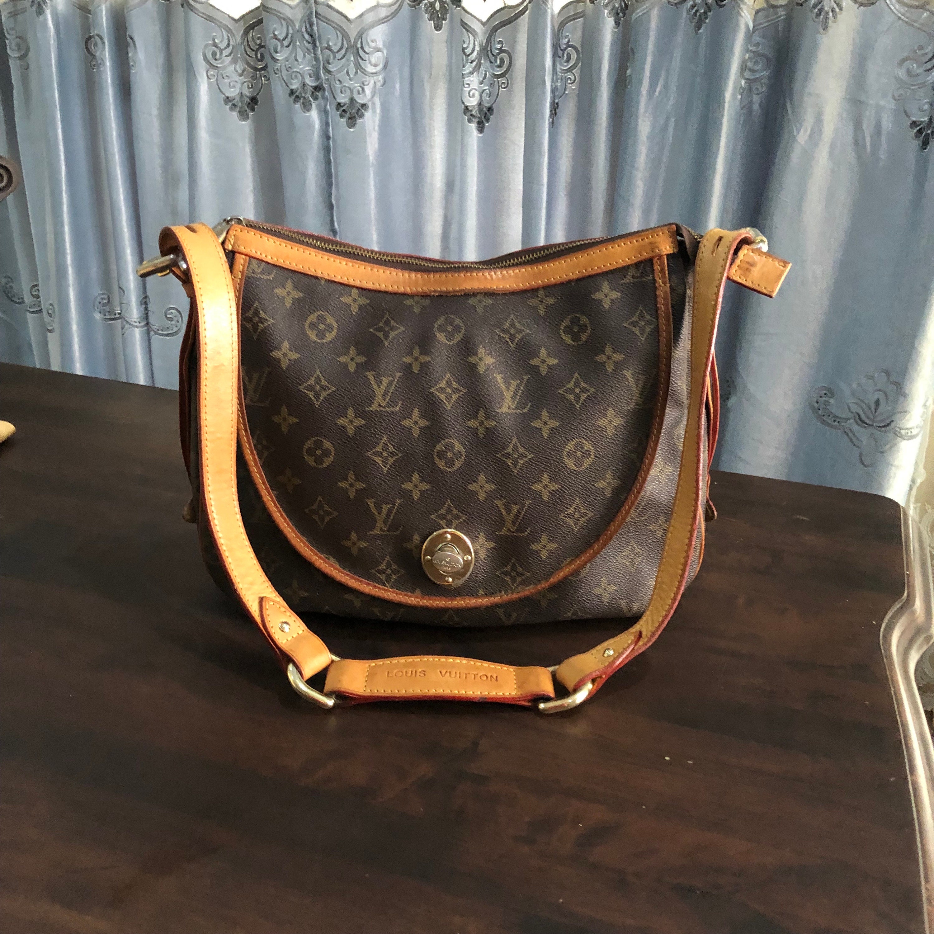 Louis Vuitton Monogram Artsy Shoulder Bag ○ Labellov ○ Buy and Sell  Authentic Luxury