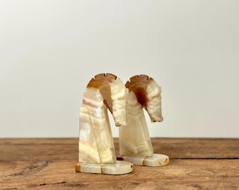 Sujetalibros vintage de piedra de ónix con forma de cabeza de caballo tallada a mano, de mediados de siglo, elaborados con piedra natural blanca, marrón y roja, procedentes de México, alrededor de la década de 1960.