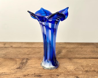 Jarrón vintage de vidrio soplado a mano en azul y blanco con espirales y pétalos, jarrón grande de vidrio artístico, probablemente de Murano, Italia, alrededor de la década de 1960.