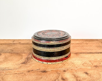ヴィンテージのビルマ産漆器製ビンロウケース（クニット） – 伝統的な手彫りのアジア美術装飾品
