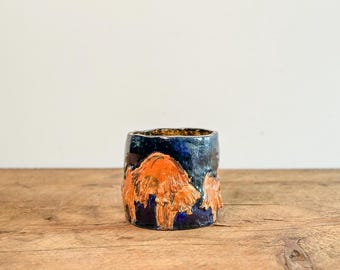 Maceta de cerámica vintage hecha a mano de mediados de siglo, cerámica de estudio azul marino con setas texturizadas de color naranja, circa 1960-1970