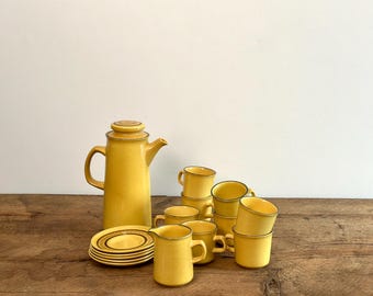 A selection of vintage yellow Honeycomb dinnerware pieces, a tea pot, 8 cups, 5 saucers and a creamer, by Franciscan, England, circa 1960s
