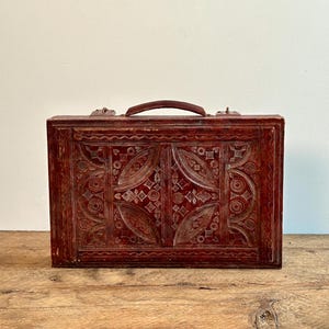 Porte-documents africain vintage fait main en cuir et en bois pour les Touaregs avec des raccords en cuivre, vers les années 1950