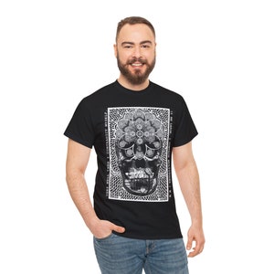 Op de afbeelding: Zwart T-shirt met een witte afbeelding van een schedel met een mandala-ontwerp. De tekst "I AM LARGE - CONTAIN WITHIN MULTIPLICITIES - VERY WELL WHEN I CONTRADICT MYSELF" is rond de schedel gedrukt.