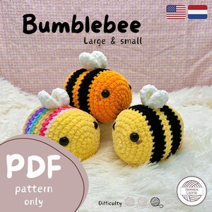 Puede incluir: Patrón de crochet para un juguete amigurumi de abejorro. El patrón incluye instrucciones para hacer un abejorro grande y un abejorro pequeño. El patrón está disponible para descargar en PDF. El nivel de dificultad se indica mediante tres ovillos de lana.