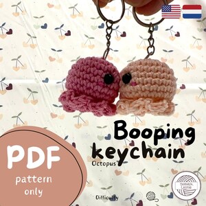 Puede incluir: Un patrón de crochet para un llavero de pulpo en formato PDF. El patrón incluye dos diseños de pulpos, uno rosa y otro melocotón, con ojos negros. El patrón se titula "Booping Keychain Octopus" e incluye el texto "Handmade by Leonie".