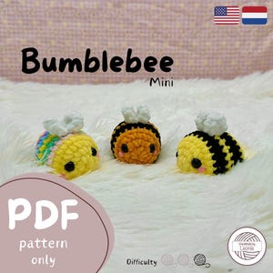 Puede incluir: Tres mini abejas de ganchillo amarillas, negras y naranjas, con alas blancas. La imagen incluye el texto "Bumblebee Mini" y "PDF pattern only". La dificultad se indica con tres iconos de ovillos de lana.