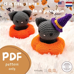 Op de afbeelding: Een haakpatroon voor een zwarte kat die in een pompoen zit. Het patroon is beschikbaar als PDF-download. Het patroon is gelabeld "If it fits, I sits... in a pumpkin".