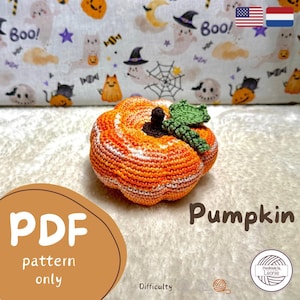 Puede incluir: Un patrón de calabaza de crochet en formato PDF. El patrón es para una calabaza pequeña, naranja con un tallo verde. El patrón está hecho a mano por Leonie.