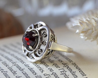 Anillo vintage de plata con espinela roja y montura calada, 1960. Regalo de compromiso único.