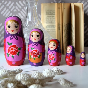 Vintage matryoshka nesting dolls. 1950s Wooden Russian dolls with traditional hand painted flowers. Gifts for home.