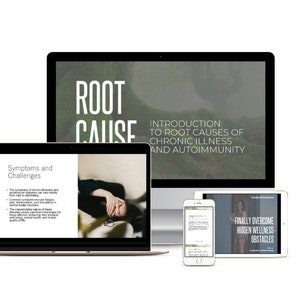Op de afbeelding: Een digitale marketingafbeelding die een laptop, een desktopcomputer, een tablet en een smartphone toont. Het laptopscherm toont de tekst "Symptomen en uitdagingen". Het desktopscherm toont de tekst "ROOT CAUSE" en "INLEIDING TOT DE OORZAKEN VAN CHRONISCHE ZIEKTEN EN AUTO-IMMUNITEIT". Het tabletscherm toont de tekst "EINDELIJK VEROVEREN VERBORGEN WELZIJNSOBSTAKELS". Het smartphonescherm toont tekst die te klein is om te lezen.