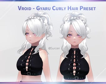 Op de afbeelding: Twee digitale kunstfiguren met wit krullend haar en roze ogen worden getoond. Ze dragen zwarte haltertops met veterdetails. De tekst "Vroid - Gyaru Curly Hair Preset" staat bovenaan. De naam van de kunstenaar, "@Surcen", is ook zichtbaar.