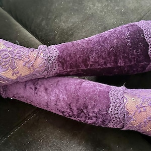 Głęboko fioletowe aksamitne i koronkowe rękawiczki bez palców do ramion – dodatki w stylu vintage, fantasy lub ślubne