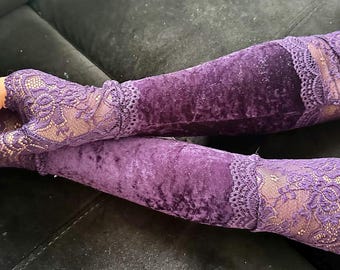Donkerpaarse fluwelen en kanten armlange vingerloze handschoenen – vintage, fantasy of bruidsaccessoires