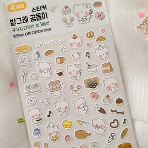 Peut inclure: Une planche d'autocollants avec des oursons de dessins animés sur le thème de la pâtisserie. Les autocollants représentent des cupcakes, du pain et des ustensiles de cuisine. Le texte sur la planche est en coréen.