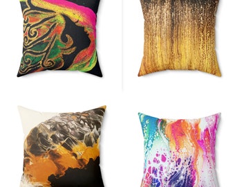 Puede incluir: Conjunto de cuatro almohadas cuadradas con diseños abstractos. Las almohadas presentan una variedad de colores y patrones, incluyendo negro, blanco, dorado, naranja, rosa, azul, verde y amarillo.