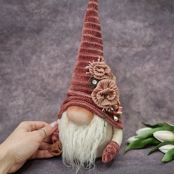 Gnome fait main d'inspiration vintage ! Une touche fantaisiste à votre décoration intérieure. Des délices artisanaux qui capturent l'essence du folklore nordique !