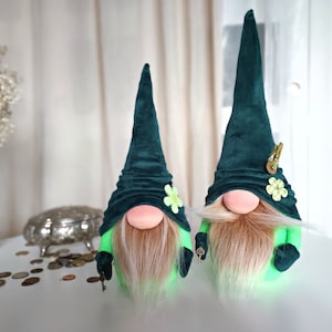 Glück der Iren! St. Patrick&#39;s Day Wichtel: Grüner, festlicher Wichtel mit Kleeblatt und Münze für Zuhause oder im Büro. Geschenk für Mitarbeiter!
