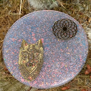 Könnte beinhalten: Ein runder, schimmernder, mit Glitzer gefüllter Harz-Untersetzer mit einem goldenen Wolfskopf-Design und einem goldenen geometrischen Muster.