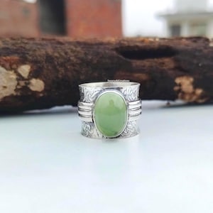 Bague avec pierres précieuses préhnite : jonc épais en argent sterling, méditation agitée