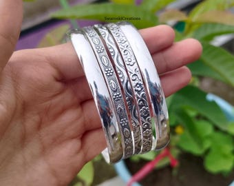 Conjunto de 5 pulseiras finas de prata esterlina para usar juntas.