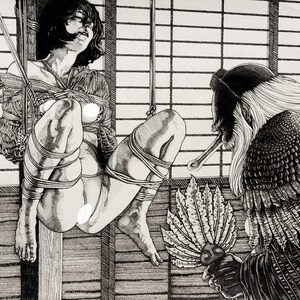 Könnte beinhalten: Detaillierte Schwarz-Weiß-Illustration, die eine Person zeigt, die mit Seilen gefesselt ist und in einem Raum mit einem Fenster hängt. Eine Figur mit langer Nase und Federkleidung ist anwesend und hält einen Fächer. Das Kunstwerk hat eine traditionelle japanische Ästhetik.
