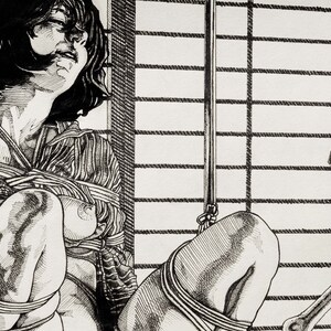 Pu&ograve; includere: Un'illustrazione in bianco e nero di una donna legata con una corda. &Egrave; seduta in una stanza con una finestra dietro di lei. La donna indossa un kimono giapponese tradizionale.