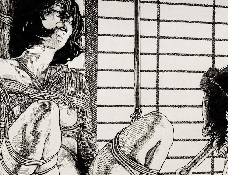 Pu&ograve; includere: Un'illustrazione in bianco e nero di una donna legata con una corda. &Egrave; seduta in una stanza con una finestra dietro di lei. La donna indossa un kimono giapponese tradizionale.