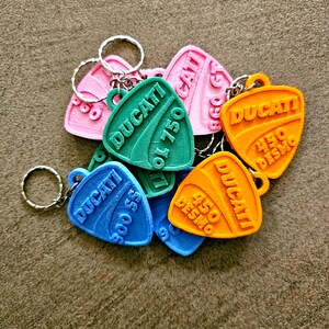 Llavero Ducati con nombre personalizado para moto, coche, mochila, bolso, gimnasio, idea de regalo, cumpleaños, fútbol, fiestas, llavero, motero imagen 3