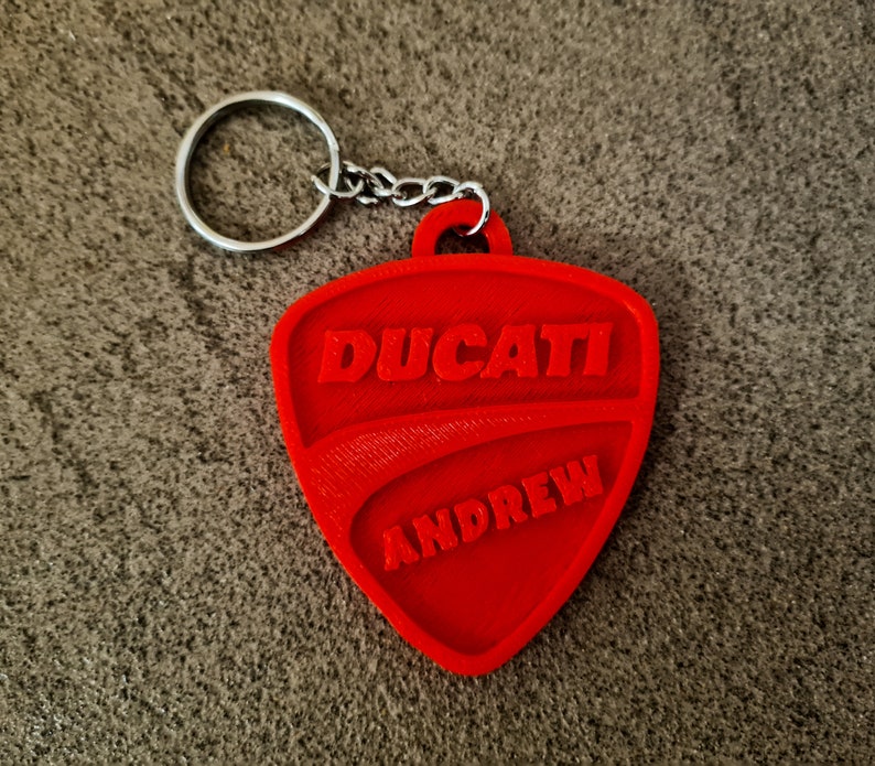 Llavero Ducati con nombre personalizado para moto, coche, mochila, bolso, gimnasio, idea de regalo, cumpleaños, fútbol, fiestas, llavero, motero imagen 2