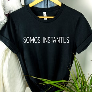 Somos Instantes T-Shirt • Ermächtigendes spanisches Zitat für Mentales Wohlbefinden • Inspirierendes Zitat T-Shirt • Minimalistischer Druck • Motivierender Slogan