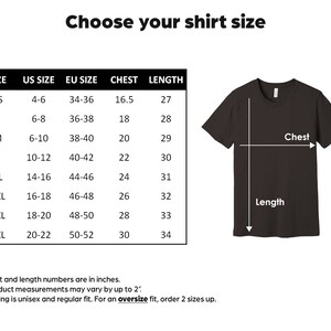 以下が含まれることがあります： インチで表示された米国、EU、胸囲、着丈のTシャツサイズを示す表。表はXSから4XLまでのサイズを示しています。胸囲と着丈の測定値がマークされた黒いTシャツが表示されています。